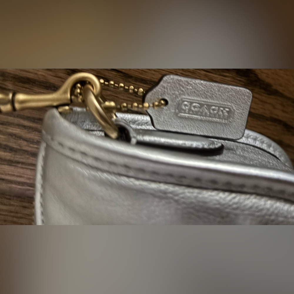 NWOT Coach Metallic Silver Quilted  Small Clutch - Picture 4 of 7